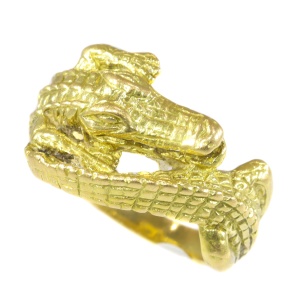 Vintage 18K gold crocodile/alligator ring wrapped around the finger